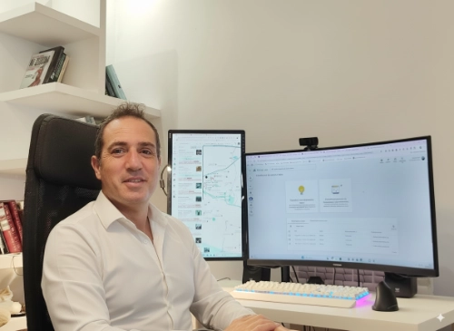 joctan en el ordenador posando